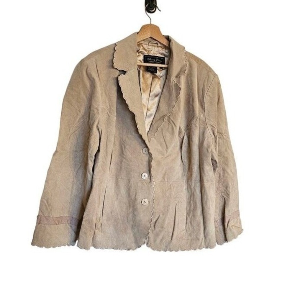 Woman's Terry Lewis Leather‎ Blazer Size 3X Beige 3 button scalloped